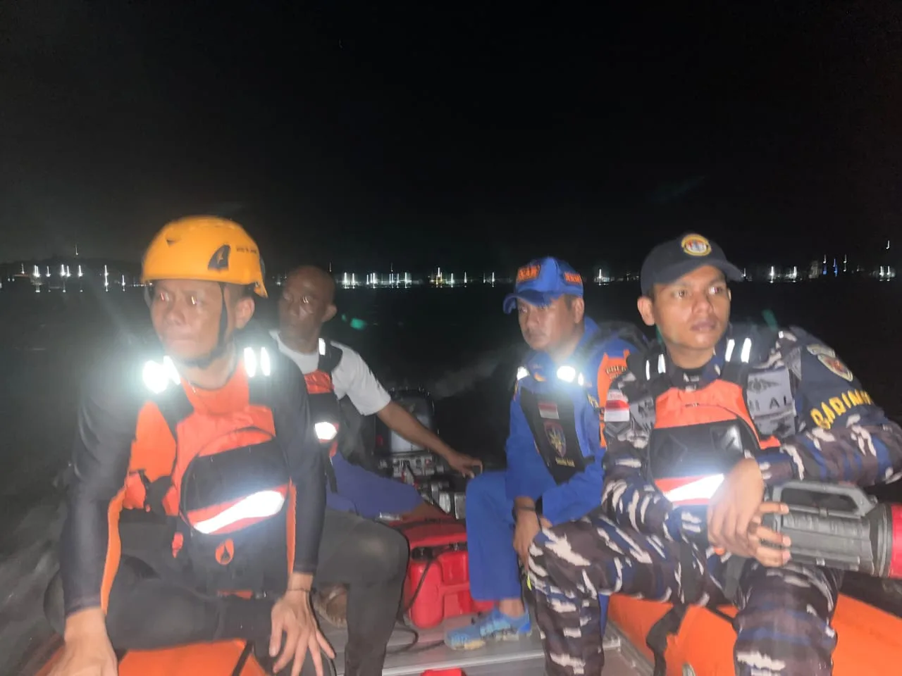 Kapal Angkut Tim Sepak Bola Terbalik di Selat Nenek, 5 Selamat 8 Masih Dicari