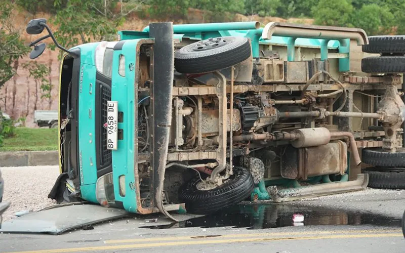 Truk Bermuatan Koral Terguling di U-Turn KDA Batam