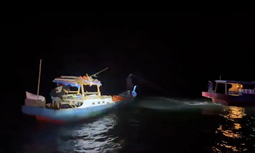 Dua Nelayan Terombang-ambing Berjam-jam di Laut Perbatasan Karimun-Malaysia, Berhasil Dievakuasi